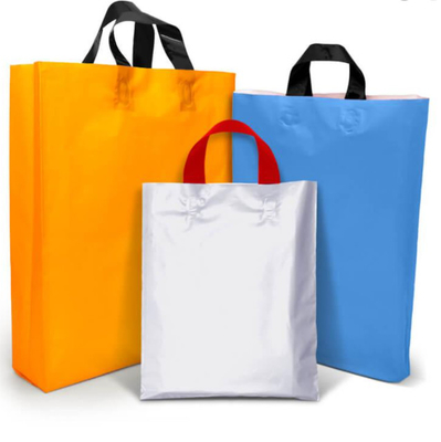 أكياس الهدايا البلاستيكية البلاستيكية 100 ٪ شعار المواد العذراء طباعة حقيبة حلقة لينة